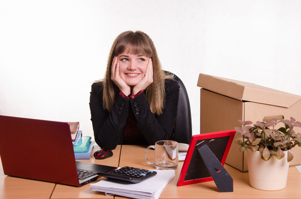 verträumtes Mädchen sitzt am Schreibtisch - Foto, Bild