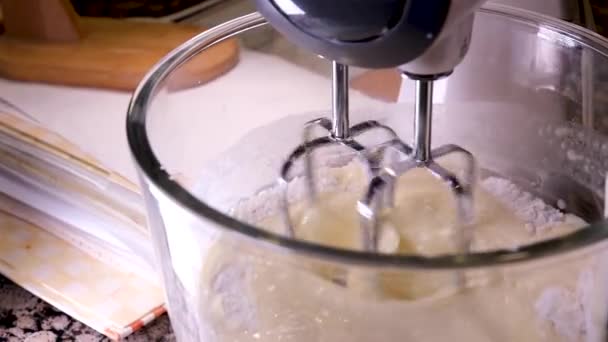 διαδικασία παρασκευής γλυκές νόστιμες βάφλες σε ηλεκτρικό σίδερο βάφλα χρησιμοποιώντας επεξεργαστή τροφίμων χτυπήστε συστατικά αλεύρι αυγά προσθέσετε ζάχαρη close-up μαγείρεμα δείχνουν συνταγή. Τα σμέουρα στολίζουν. Ένα σύνολο βίντεο - Πλάνα, βίντεο