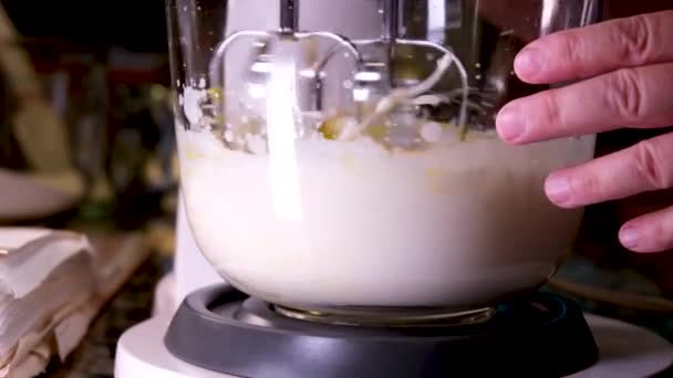 proces přípravy sladké lahodné vafle v elektrické vafle železa pomocí potravinářského procesoru porazit ingredience vaječná mouka přidat cukr close-up vaření show recept. maliny zdobí. Sada videí - Záběry, video