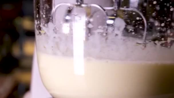 proces přípravy sladké lahodné vafle v elektrické vafle železa pomocí potravinářského procesoru porazit ingredience vaječná mouka přidat cukr close-up vaření show recept. maliny zdobí. Sada videí - Záběry, video