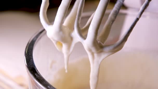 Elektrikli waffle demiriyle lezzetli waffle hazırlama süreci yumurtanın malzemelerini yeniliyor. Un, şekere yakın yemek tarifi ekliyor. Ahududulu kahvaltı bir dizi video dekore eder. - Video, Çekim