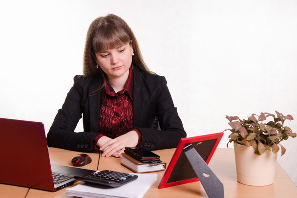 Samostatně stojící žena sedí u stolu v kanceláři - Fotografie, Obrázek