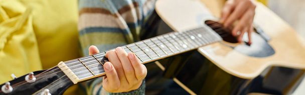 vista ritagliata di giovane donna in abito casual imparare a suonare la chitarra a lezione remota, banner - Foto, immagini