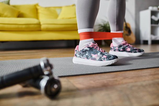 ostříhaný pohled na nohy s páskou odporu mladé ženy aktivně cvičit, fitness a sport - Fotografie, Obrázek