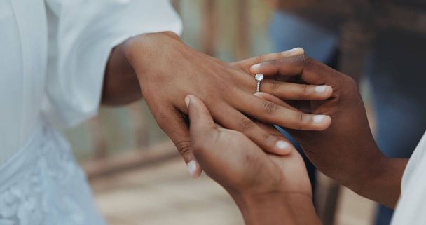 Paar, hand in hand en juwelen voor bruiloft, verbintenis of huwelijk unie of ceremonie met close-up outdoor. Mensen, man en vrouw trouwen uit liefde, feest en steun met ringband. - Foto, afbeelding