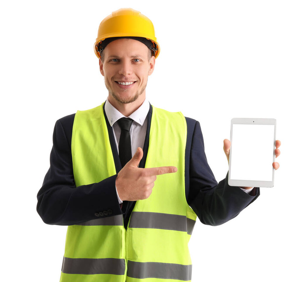Ingegnere maschio con tablet su sfondo bianco - Foto, immagini