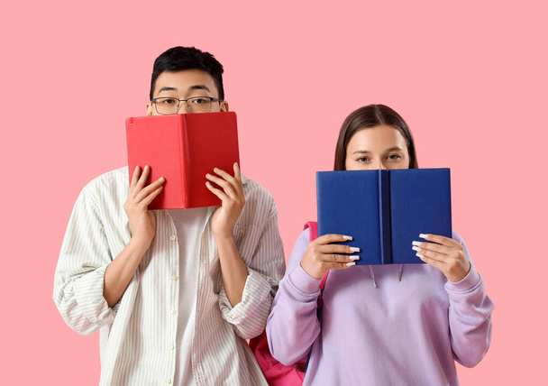 Diákok könyvek és hátizsák rózsaszín háttér - Fotó, kép