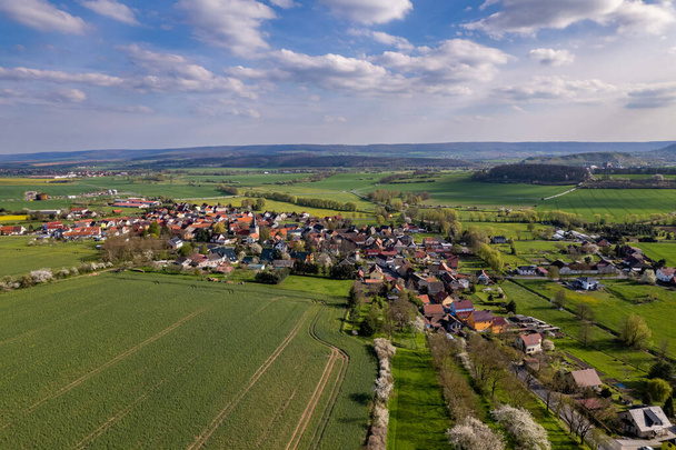 Villaggio circondato da un bellissimo paesaggio collinare verde ad un'alba colorata, riprese aeree. Paesi Bassi. - Foto, immagini