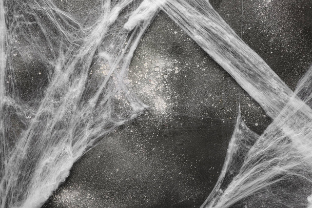 Spinnenweb op grijze achtergrond. Halloween viering - Foto, afbeelding