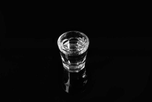 Egy pohár hideg vodka fekete háttérrel - Fotó, kép