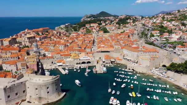 アドリア海,ヨーロッパに面したクロアチア南部の都市,ドゥブロヴニクの空中ビュー. クロアチアの有名な町ドゥブロヴニクの旧市街の中心地. ダルマチアのクロアチアのドゥブロヴニクの歴史的な都市.  - 映像、動画