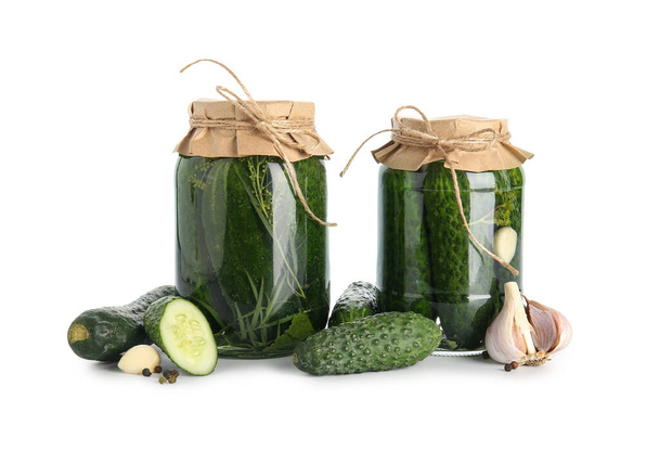 Frascos con pepinos enlatados verduras frescas y especias sobre fondo blanco - Foto, imagen