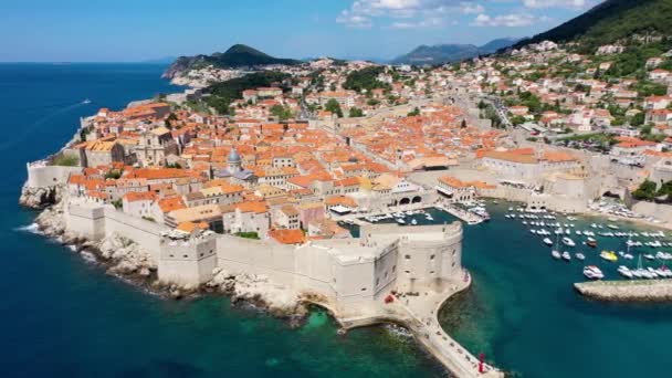 Dubrovnik uma cidade no sul da Croácia em frente ao Mar Adriático, Europa. Centro da cidade velha da cidade famosa Dubrovnik, Croácia. Vista pitoresca sobre Dubrovnik cidade velha (medieval Ragusa) e costa dálmata. - Filmagem, Vídeo