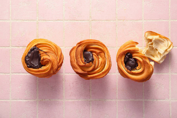 cruffins saborosos com chocolate no fundo da telha rosa - Foto, Imagem