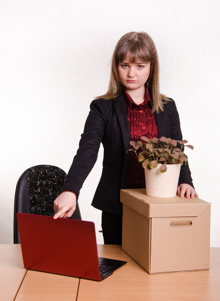 Propuštěný dívka v úřadu sbírá věci a zavře laptop - Fotografie, Obrázek