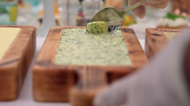 Frische Butter mit einem Löffel aus dem Behälter schöpfen. Nahaufnahme Bewegung in Richtung Kamera - Filmmaterial, Video
