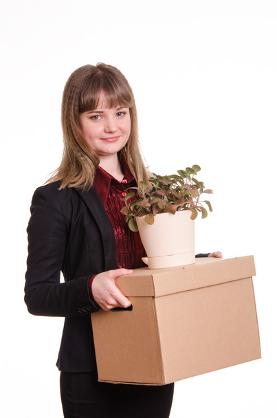 Retrato de una chica con caja grande y maceta en las manos
 - Foto, Imagen