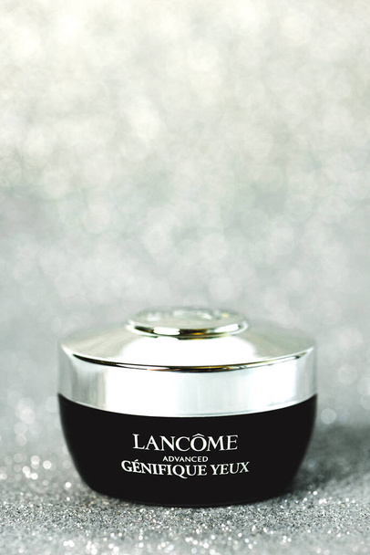 La marca Lancome Skincare. Primer plano de la crema contorno de ojos Lancome Advanced Genifique yeux sobre fondo plateado - Foto, Imagen