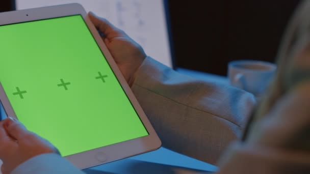 Паннінг ліворуч крупним планом невпізнаваної людини, що тримає планшет з зеленим екраном - Кадри, відео