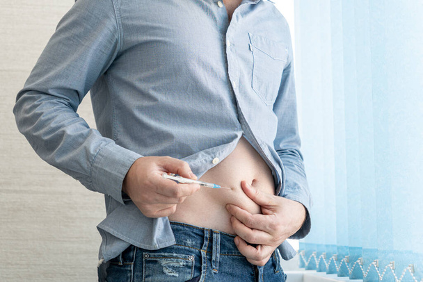 Diabéticos varones inyectándose insulina a sí mismos. automedicación. autotratamiento de la diabetes tipo 1 - Foto, imagen