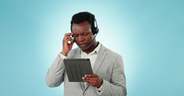 Hombre negro, tableta y centro de llamadas con dolor de cabeza en el error, el estrés o la deuda en un fondo de estudio azul. Empresario, consultor o agente africano con tecnología en ansiedad, estrés o bancarrota. - Imágenes, Vídeo