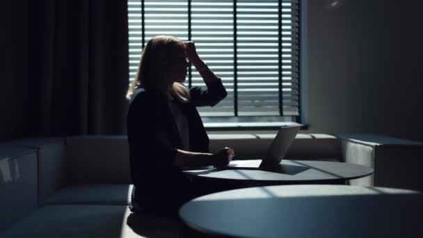Απογοητευμένη καυκάσιος γυναίκα χτυπά στρογγυλό τραπέζι με σφιγμένες γροθιές και αίσθημα οργής, ενώ φθάνει στο τέλος της υπομονής στο χώρο εργασίας. Επιχειρηματίας αντιμετωπίζουν συναισθηματικό στρες μετά από υπερκόπωση στο γραφείο. - Πλάνα, βίντεο