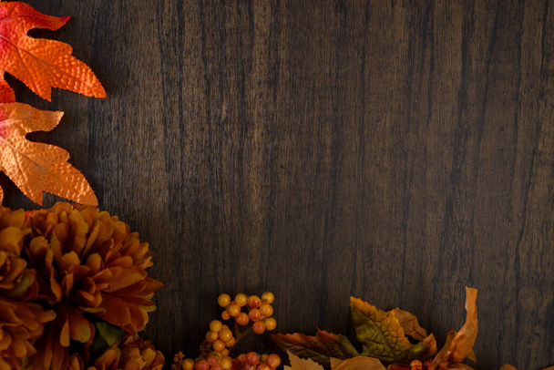 Hojas y flores con colores otoñales sobre mesa de madera. Fondo de otoño. - Foto, Imagen