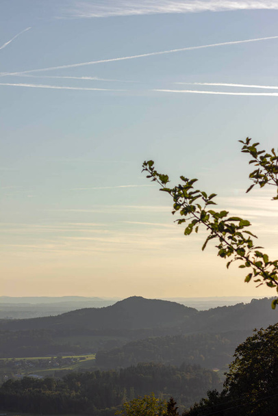 9月の日曜日の夕方に地平線上の山々を持つ田舎の田舎のドイツの風景 - 写真・画像