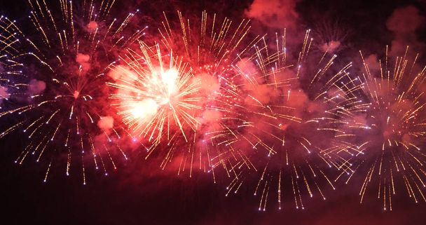 Rood Vuurwerk viert jubileum gelukkig nieuwjaar 2024, 4 juli vakantie festival. rood vuurwerk in de nacht vieren nationale feestdag. Aftellen naar nieuwjaar 2024 festival feest tijd evenement - Foto, afbeelding
