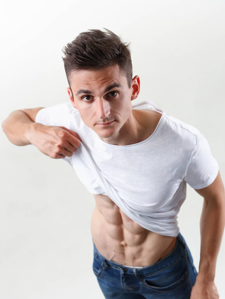 Prensa masculina fuerte gracias a la dieta y el entrenamiento constante
 - Foto, imagen