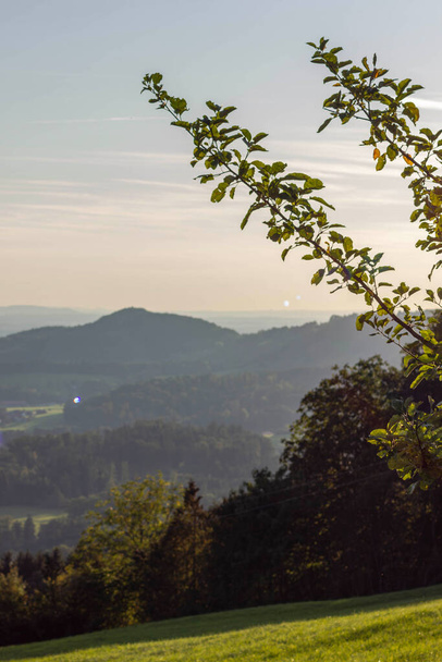 9月の日曜日の夕方に地平線上の山々を持つ田舎の田舎のドイツの風景 - 写真・画像