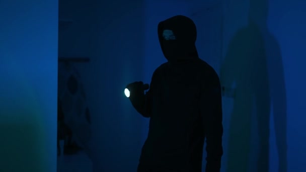 Ladrón enmascarado con linterna de control de la antorcha apartamento. - Imágenes, Vídeo