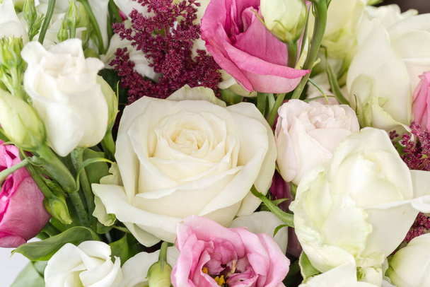 Rosa blanca entre las otras rosas multicolores y eustoma blanco en el ramo, fragmento de primer plano - Foto, imagen