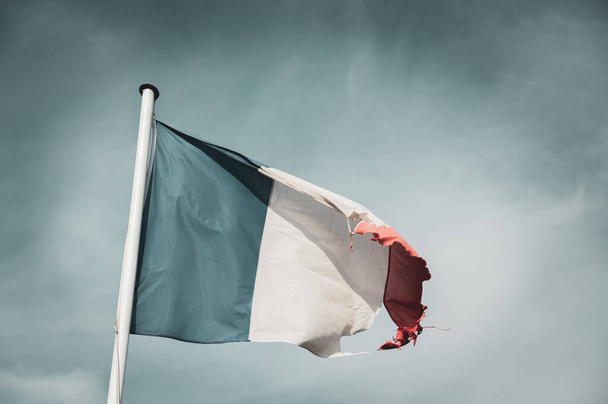 リヒテンベルク城のフランス国旗. フランスのアルザス地方のバスライン部門 - 写真・画像