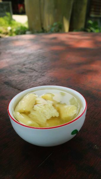 Taśma Es jest wykonana ze sfermentowanej manioku, kostek lodu i słodkiej wody. nadaje się do serwowania napojów postu Ramadan - Zdjęcie, obraz