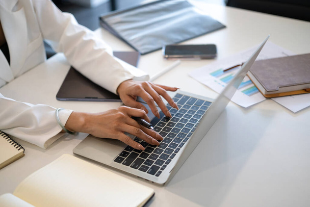 Blisko bizneswoman ręce wpisując na laptopie wyszukiwania informacji, surfing internetowy lub wiadomości e-mail. - Zdjęcie, obraz