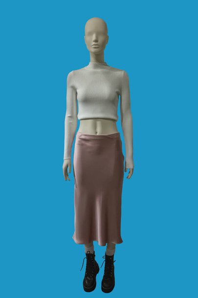 Imagem de comprimento total de um manequim de exibição feminino vestindo blusa branca na moda e saia marrom isolada no fundo azul - Foto, Imagem