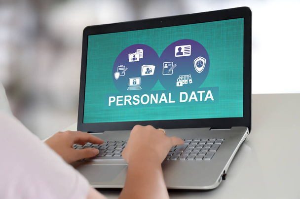 Mujer usando un portátil con concepto de datos personales en la pantalla - Foto, imagen
