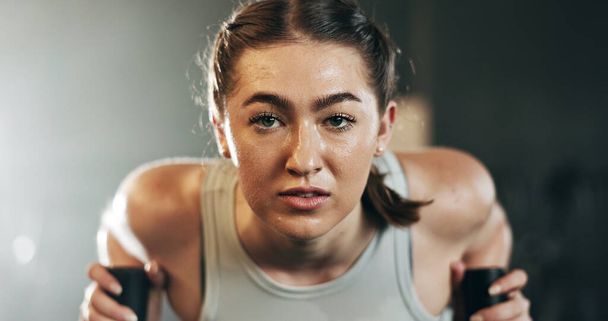 Γυναίκα στο γυμναστήριο, έλκηθρο βάρους και αντοχή οικοδόμησης μυών, ισχυρό σώμα και την ισορροπία δύναμη στο γυμναστήριο. Δέσμευση, κίνητρο και bodybuilder στην πρόκληση προπόνηση για την υγεία και την ευεξία στο μηχάνημα ώθησης - Φωτογραφία, εικόνα