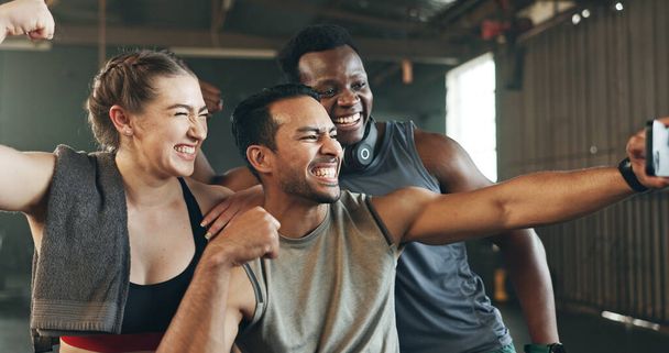 Selfie, motivace a fitness s přáteli v tělocvičně pro sociální média, cvičení a zdraví. Podpora, profil obrazu a wellness s lidmi a školení pro týmovou práci, fotografii a cvičení společně. - Fotografie, Obrázek