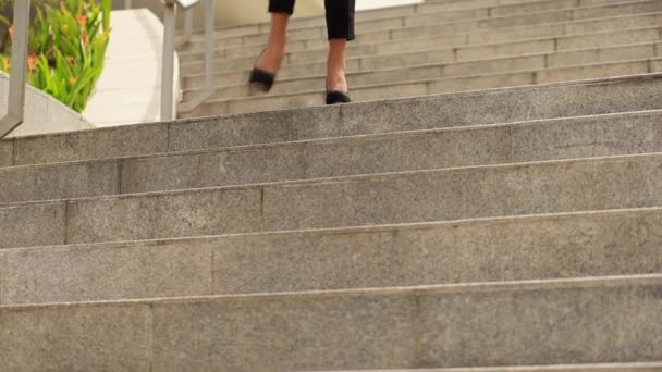 Nő a magas sarkú cipő - Felvétel, videó