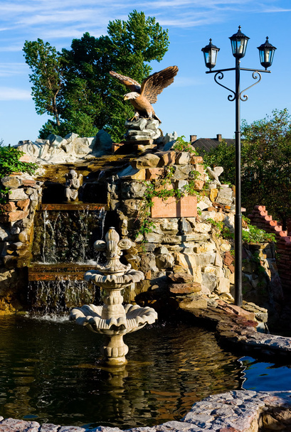 Прекрасный фонтан с орлом
 - Фото, изображение