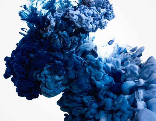 Salpicadura de pintura azul en agua
 - Foto, Imagen