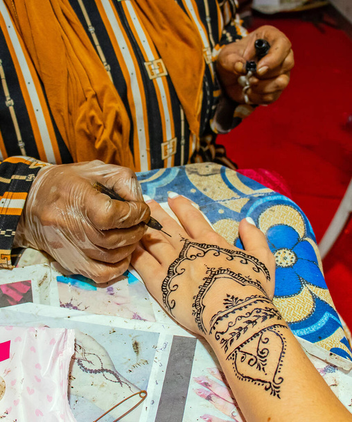 Tatouage traditionnel à la main à Zarzis, Sud de la Tunisie - Photo, image