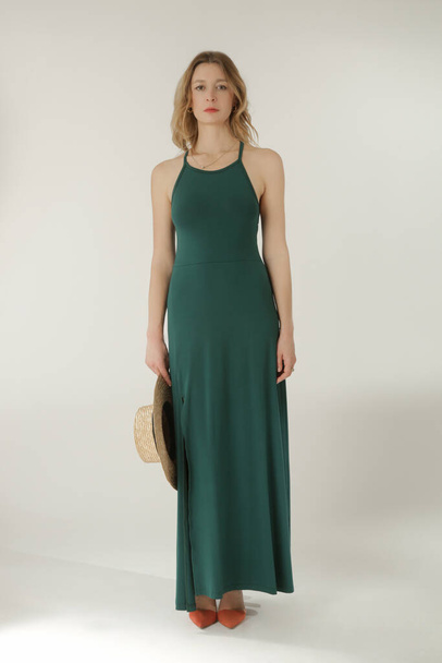 ロングタイトグリーンジャージドレスの女性モデルのスタジオファッションポートレート - 写真・画像