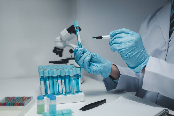 Laboratuvar, bilimsel araştırmalarda terapi aşılarını test etmek ve araştırmak için kullanılıyor, laboratuvar asistanları hastalardan kan örnekleri topluyor ve kimyasal reaksiyonlar gerçekleştiriyor. Laboratuvar kavramı. - Fotoğraf, Görsel