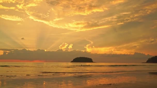 wideo z pięknym złotym zachodem słońca nad oceanem na plaży Kata, Phuket, Tajlandia - Materiał filmowy, wideo