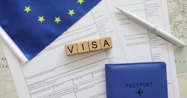Formulario de solicitud de visado para la inmigración a la Unión Europea y pluma sobre la mesa. Primer plano. Obtención de visado Schengen - Metraje, vídeo