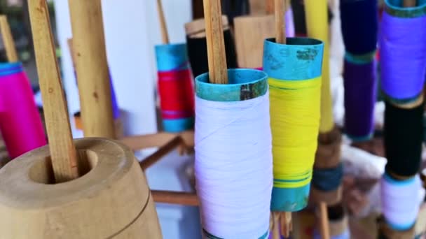 Különböző színű fonalakat készítenek elő kézműves munkákhoz.. - Felvétel, videó