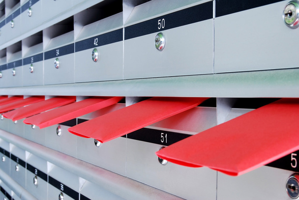 Letterboxes ve kırmızı zarf - Fotoğraf, Görsel